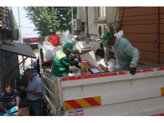 Çöp Evden Bir Kamyon Çöp Çıktı, Onlar Annemden Hatıraydı Dedi.