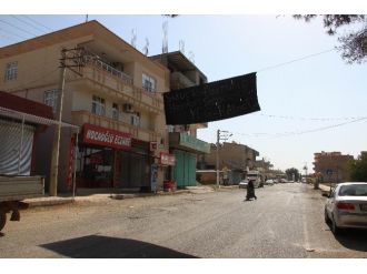 Suruç’ta Ev Ve İş Yerlerine Siyah Örtüler Asıldı