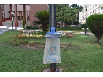 İskenderun Caddelerinde Poşetli Portatif Çöp Kutuları Dönemi
