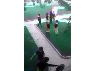 Afyonkarahisar’da Ortaokullu Kızların Kavgası Kamerada