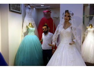 Kilis’te Gelinlik Satan Mağazalar Düğün Mevsiminde Hareketli