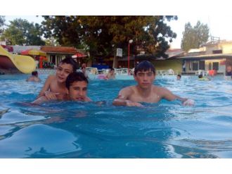 Sıcaktan Bunalanlar Açık Havuzlara Koşuyor