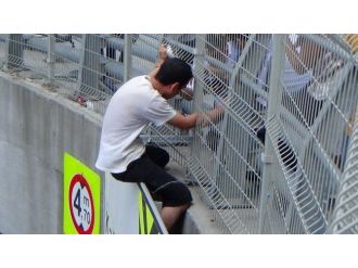 İntihara Kalkışan Şahsı Polis Korkuluklara Kelepçeledi