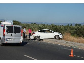 Yolda Arızalanan Otomobile Başka Araç Çarptı, 3 Kişi Yaralandı
