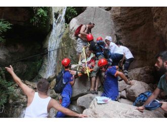 Fethiye’de Kayalıklara Düşen Tatilciyi Umke Kurtardı