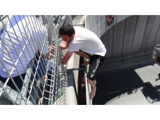 Polis İntihara Kalkışan Şahsı Korkuluklara Kelepçeledi