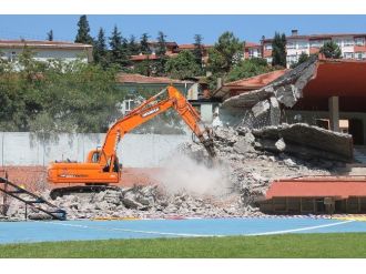 67 Yıllık Stadın Yıkımı Sürüyor