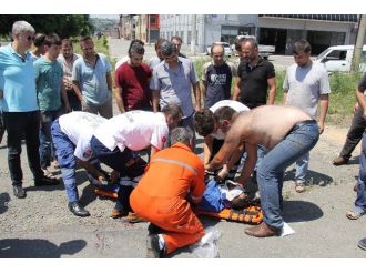 Motosiklet Kamyonete Çarptı: 1 Yaralı