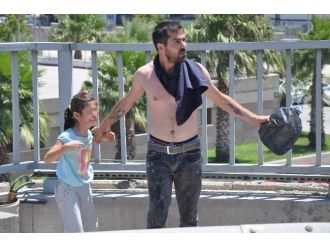 Kızının Üzerine Benzin Döküp Sesini Duyurmaya Çalıştı