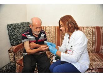 Kepez’de Hastalara Evde Bakım Hizmete Devam Ediyor