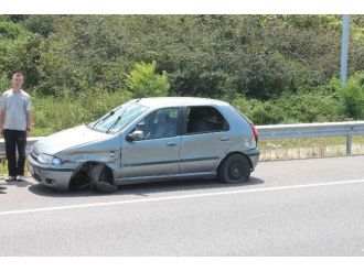 Lastiği Patlayan Otomobil Bariyerlere Çarptı: 5 Yaralı