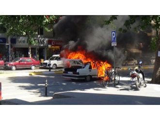 Erzincan’da Park Halindeki Araç Alev Alev Yandı
