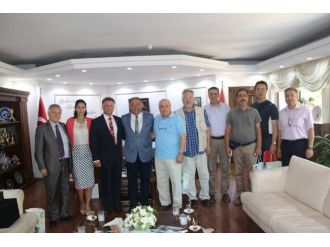 Salman’dan Konuk Başkanlara Plaket