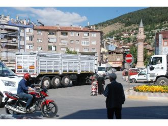 Girilmez Levhasına Uymayan Sürücüler Trafiği Aksatıyor