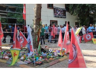 Ölenlerin Fotoğrafları Patlamanın Yaşandığı Kültür Merkezinin Duvarına Asıldı
