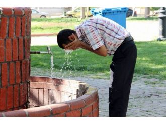 Vatandaş Serinlemenin Yolunu Çeşmede Buldu