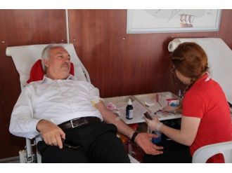 Vali Ve Başkan’dan Kan Bağışı