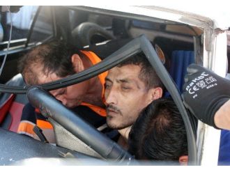 İki Otomobil Kafa Kafaya Çarpıştı: 6 Yaralı