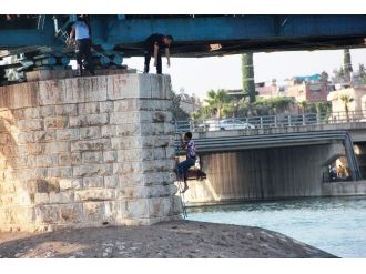 Balık Tutmak İçin İndikleri Köprü Ayağında Mahsur Kaldılar