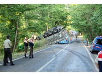 Tır İle Otomobil Çarpıştı: 1 Ölü, 2 Yaralı