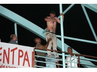 Manisa’da Üst Geçitte İntihar Girişimi