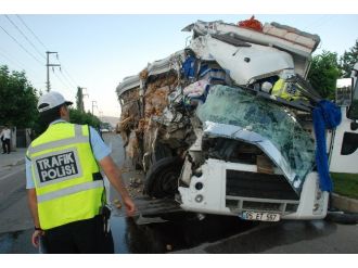 Yolcu Otobüsü İle Kamyon Çarpıştı: 15 Yaralı