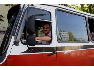 Minibüs Şoförlerinden Sıcak Havaya Karşı Tebessüm Ettiren ‘Açs’ Çözümü
