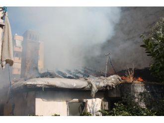 Kumluca’da Terk Edilmiş Ahşap Evdeki Yangın Korkuttu