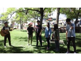 Van’da Koreli Müzisyenlerden Mini Konser