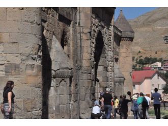 Bitlis’te Vakıf Eserleri Onarılıyor