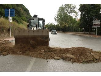 Caddeyi Hafriyat Dökerek Trafiğe Kapattı ! Bakın Ne İçin