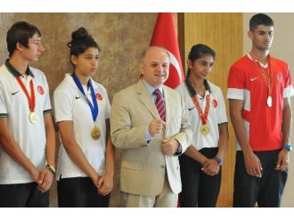 Vali Çakacak’tan Şampiyon Sporculara Ödül