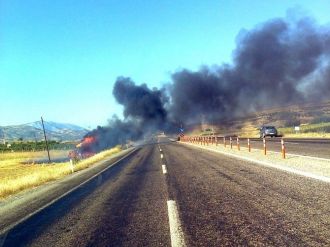 Adıyaman’da Şarampole Yuvarlanan Kamyon Alev Alev Yandı