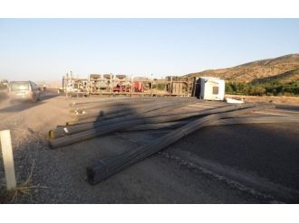 Adıyaman’da Yan Yatan Tır’daki Demirler Yola Savruldu