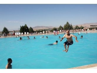 Sıcaktan Bunalanlar Yüzme Havuzlarına Akın Ediyor