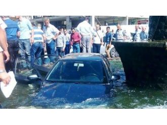 Ambulansın Çarptığı Otomobil Havuza Böyle Uçtu !