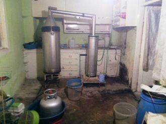 İzmir’de Kaçak Rakı İmalathanesine Baskın