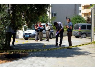 Polis, Kendisine Bıçakla Saldıran Şahsı Vurdu !