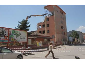 7 Katlı Binanın Yıkımında Vatandaşlar Tehlikeye Aldırış Etmedi