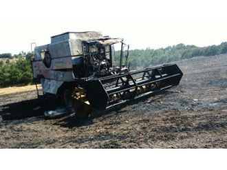 Tarlada Çalışan Biçerdöver Yandı