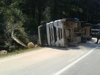 Hafriyat Yüklü Kamyon Devrildi: 1 Yaralı