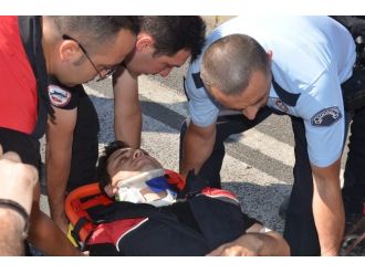 Polis Motosikleti Halk Otobüsü İle Çarpıştı: 2 Polis Yaralı