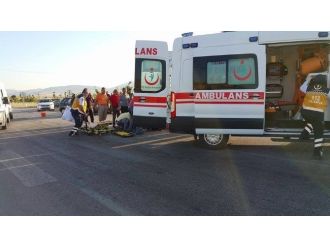 Otomobil İle Traktör Çarpıştı: 3 Yaralı