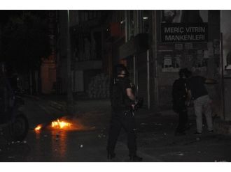Beyoğlu’nda Ateş Yakarak Yol Kapatan Eylemcilere Polis Müdahalesi