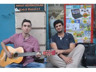 Sokak Çalgıcısı Gençler