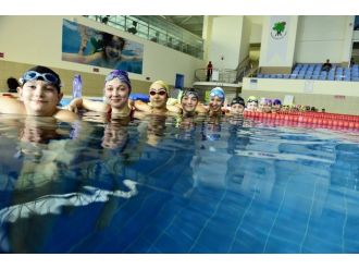 Mamak Yüzme Havuzunda 2 Yılda 200 Bin Kişi Yüzdü