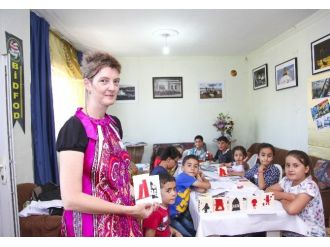 (Özel Haber) Avustralya’dan Gelip Çocuklara Sanat Öğretti