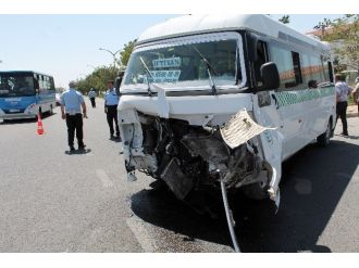 Bor’da Minibüs İle Otomobil Çarpıştı: 5 Yaralı