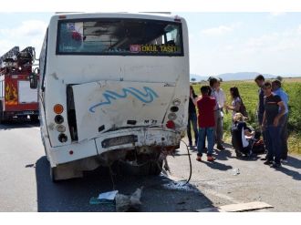 Kamyonet Midibüsle Çarpıştı: 4 Yaralı