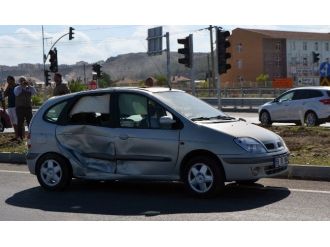 Edirne’de İki Otomobil Çarpıştı: 4 Yaralı